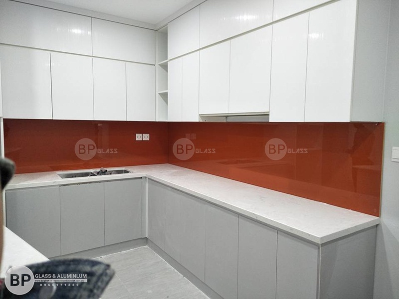 Kính bếp màu đỏ cam tòa Mirinda Nguyễn Huy Tưởng Kính bếp màu đỏ cam tòa Mirinda Nguyễn Huy Tưởng